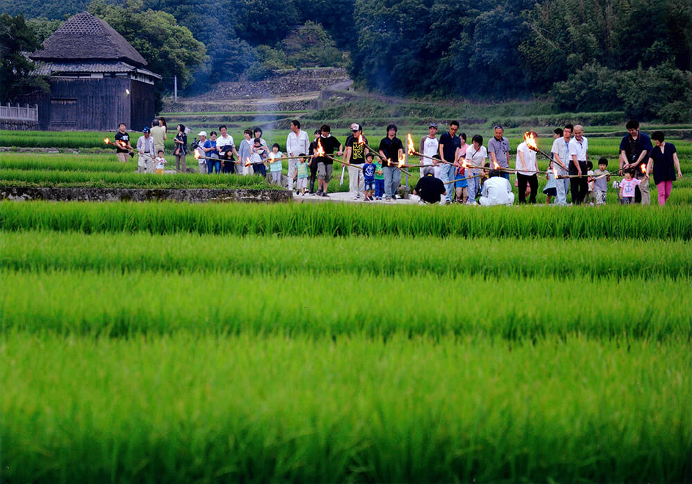 肥土山の虫送り